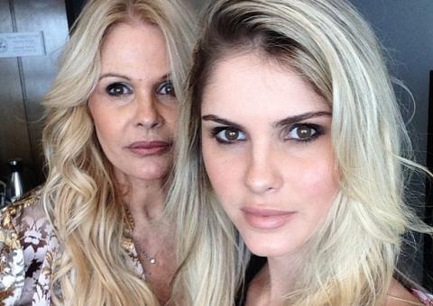 Bárbara Evans e Monique Evans posam unidas em dia de trabalho